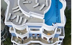 Monte Cristo Hotel With Rooftop Pool